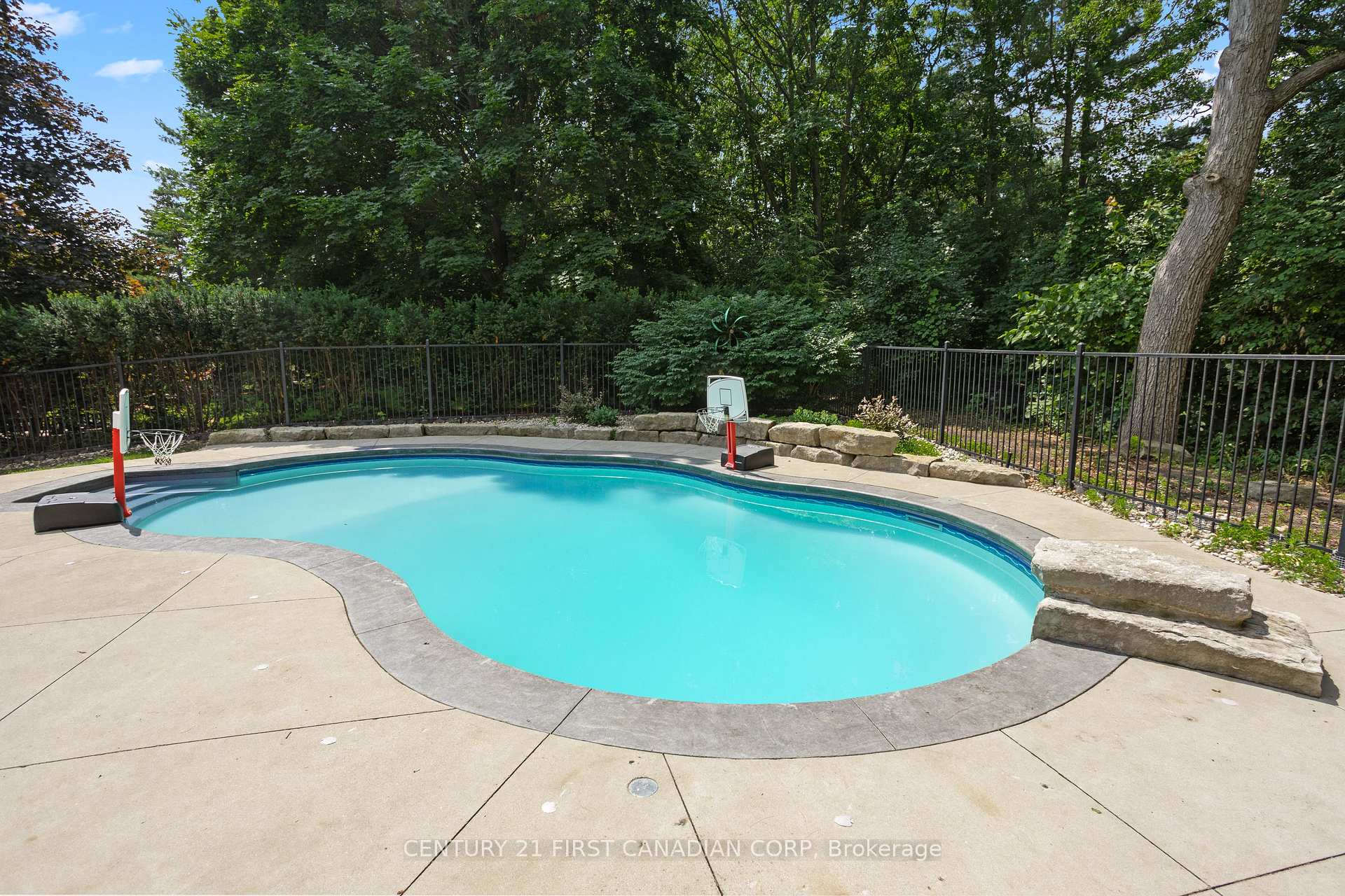 Photo 36 of 126 Parkview Drive, Thames Centre, Dorchester — HOMEH