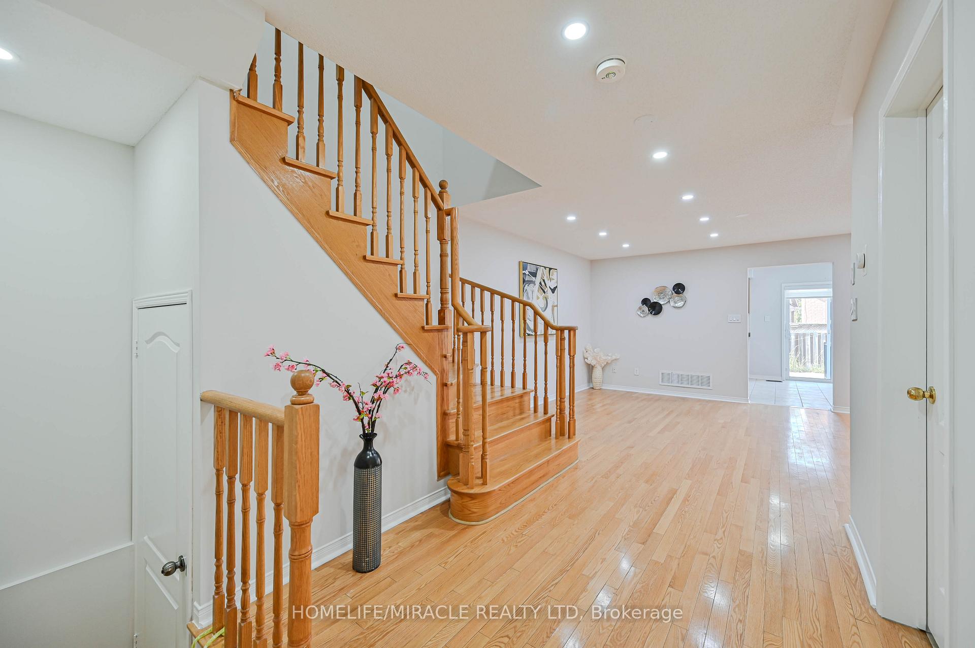 Photo 2 of 29 Spicebush Terrace, Brampton, Credit Valley — HOMEH