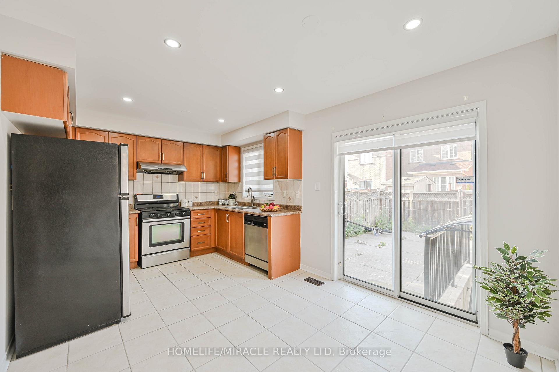 Photo 10 of 29 Spicebush Terrace, Brampton, Credit Valley — HOMEH