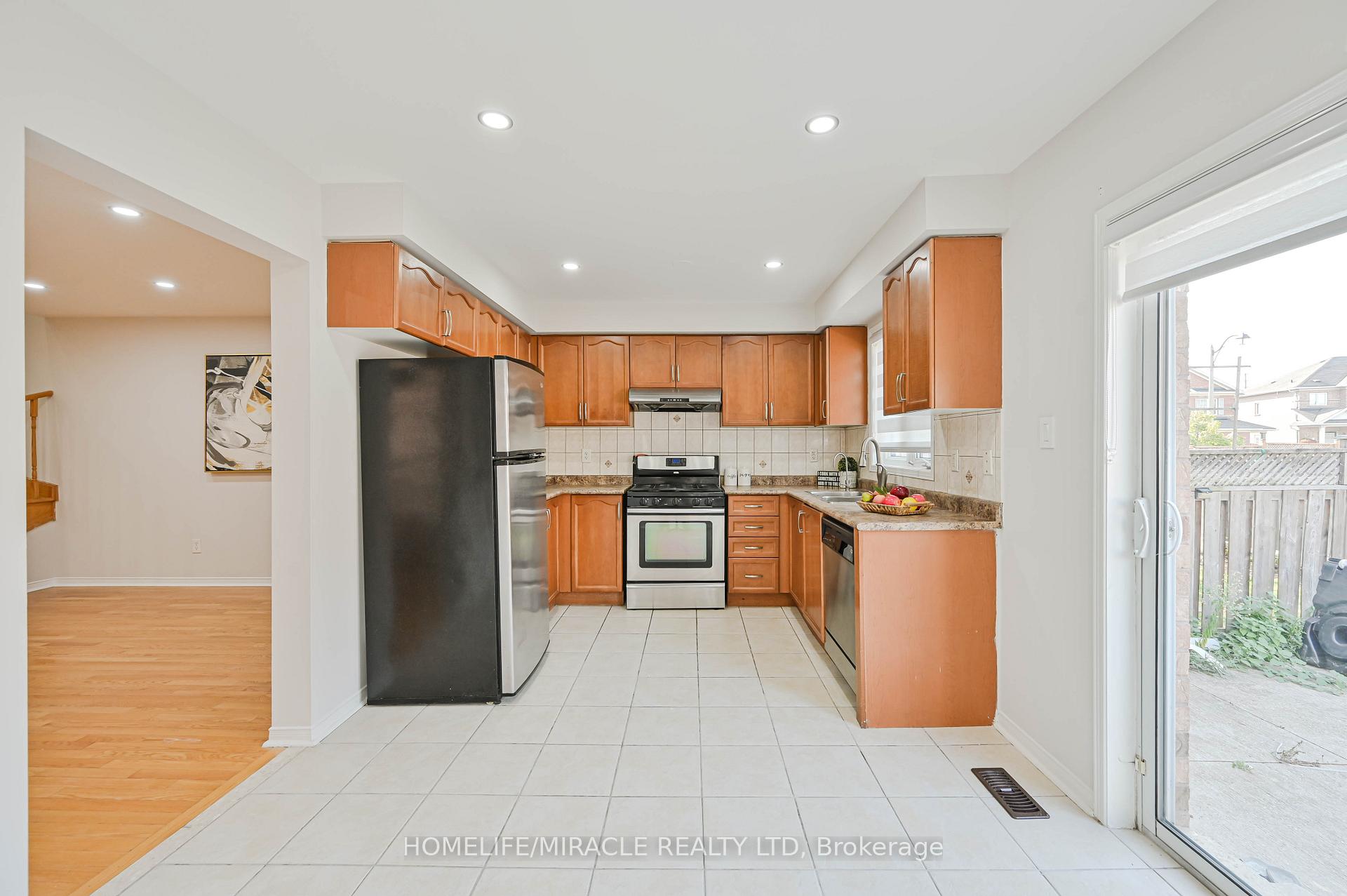 Photo 3 of 29 Spicebush Terrace, Brampton, Credit Valley — HOMEH