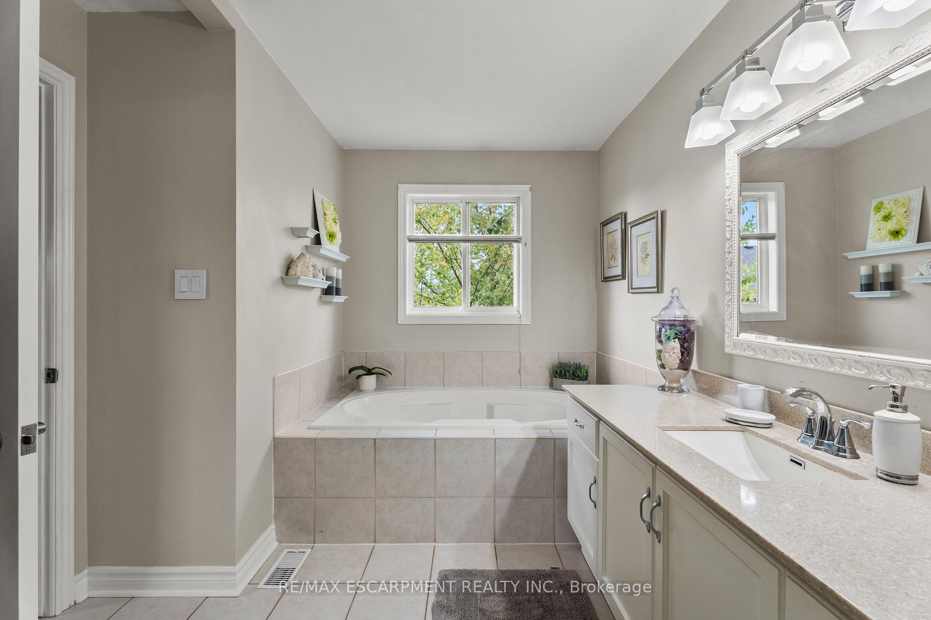 Photo 23 of 251 Hawkswood Trail, Hamilton, Carpenter — HOMEH