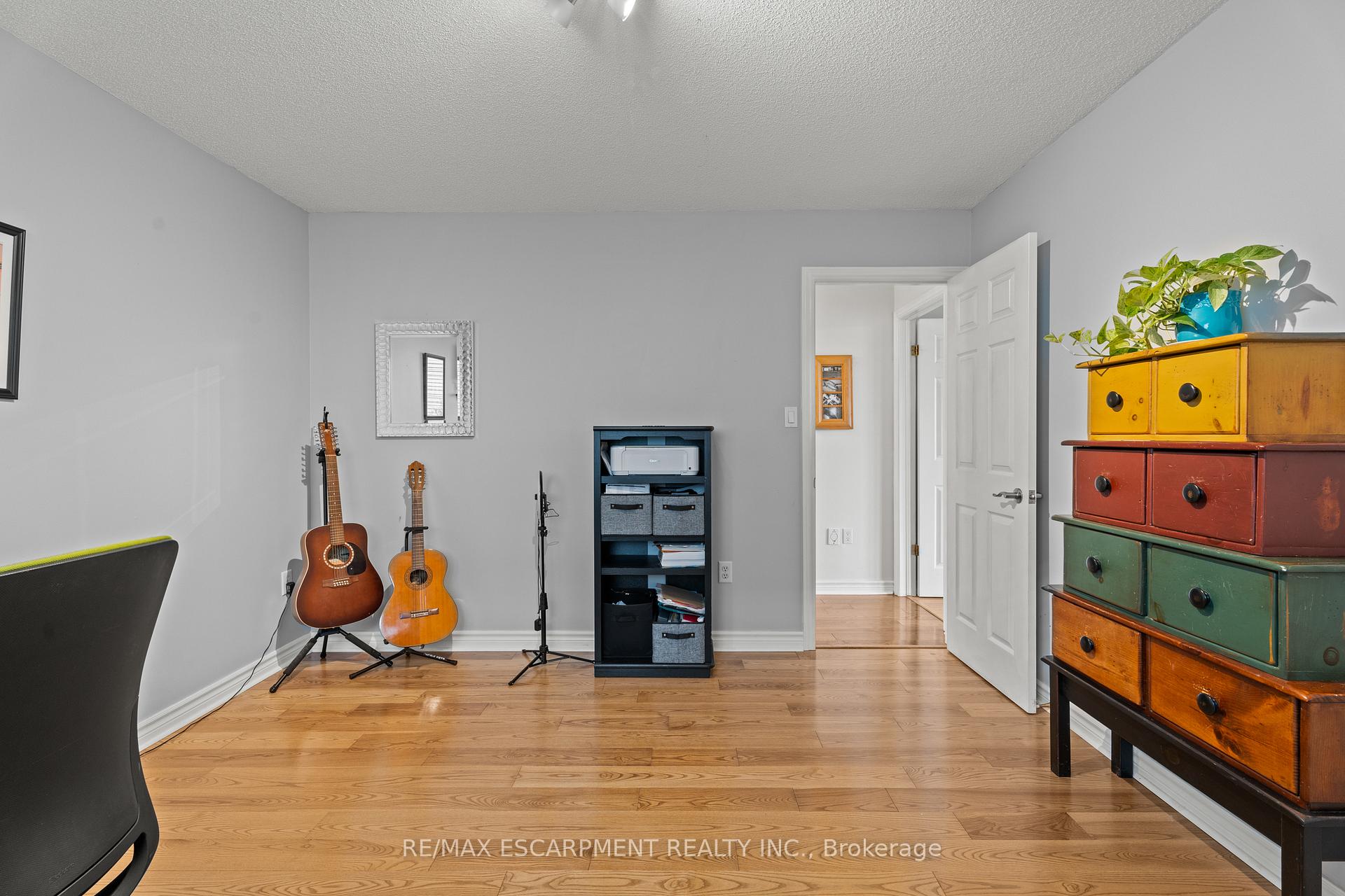 Photo 21 of 251 Hawkswood Trail, Hamilton, Carpenter — HOMEH