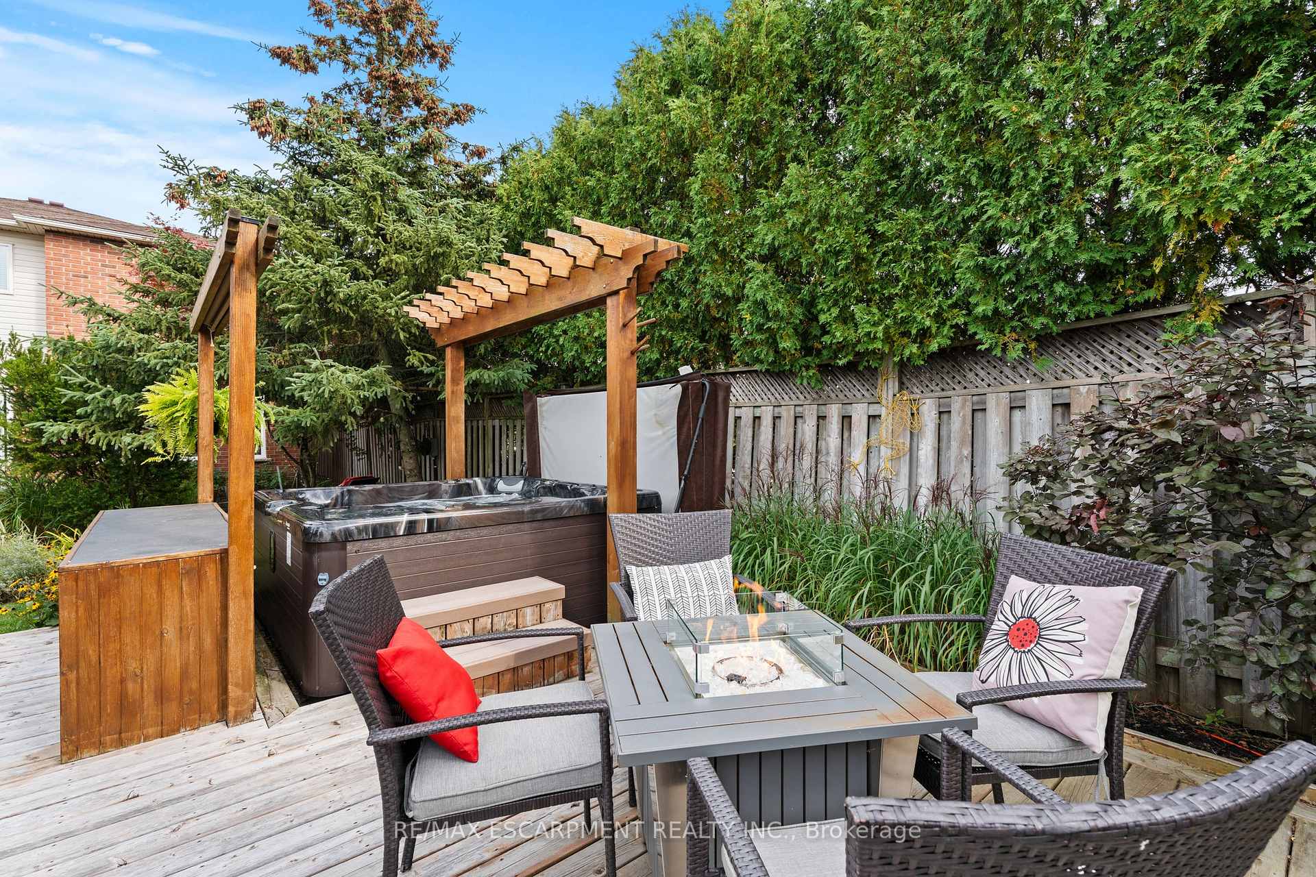 Photo 37 of 251 Hawkswood Trail, Hamilton, Carpenter — HOMEH