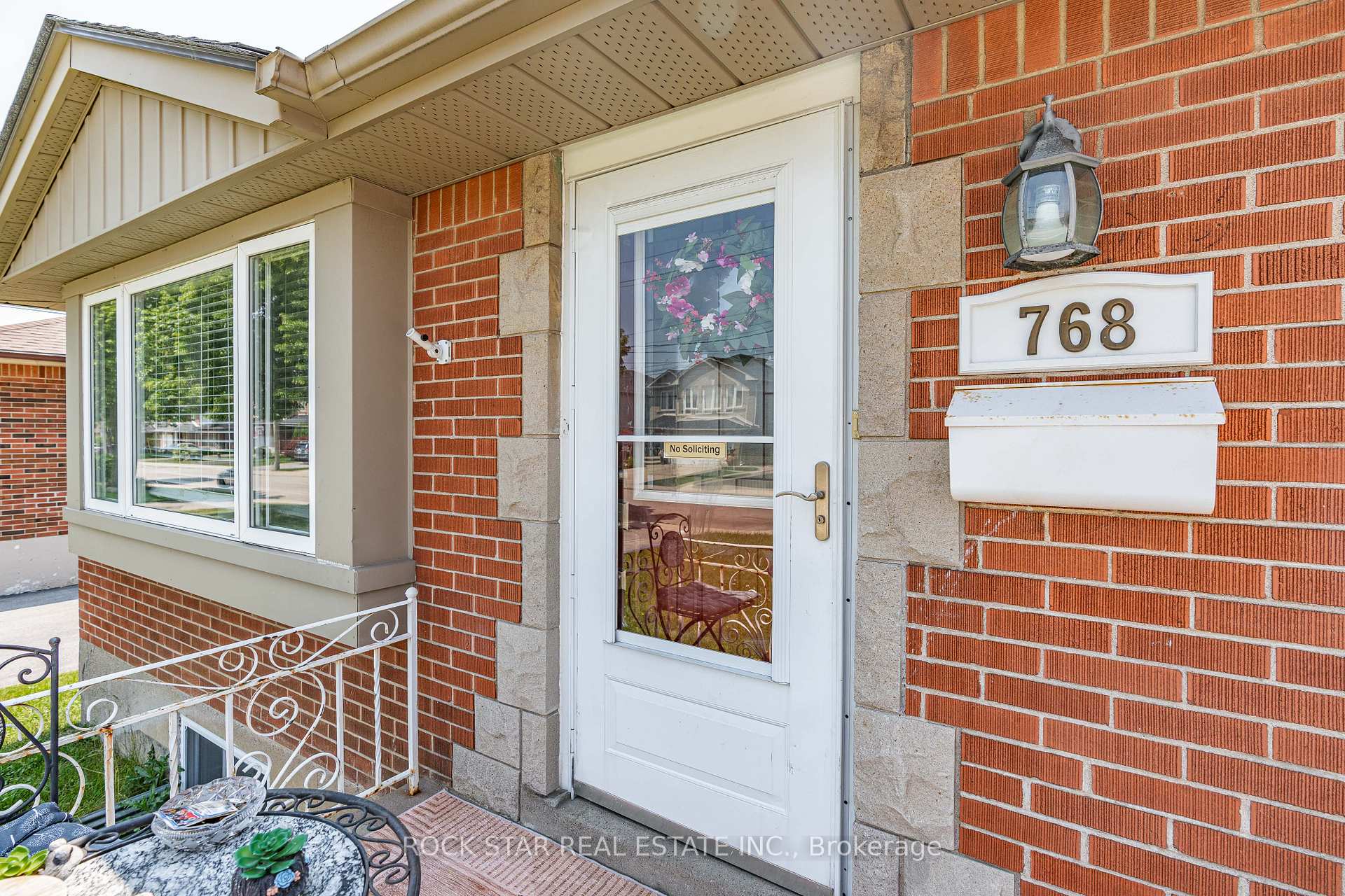 Photo 2 of 768 Tenth Avenue, Hamilton, Hampton Heights — HOMEH