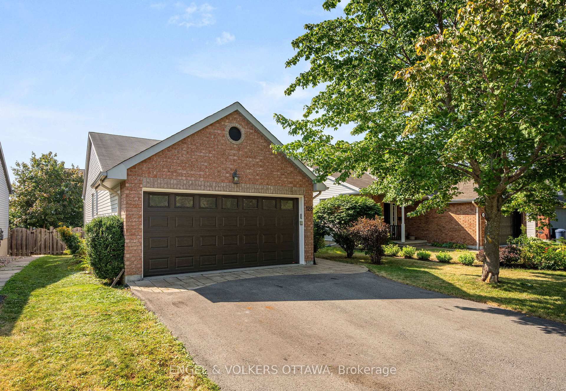 Photo 13 of 128 Grandpark Circle, Ottawa, Hunt Club Park — HOMEH