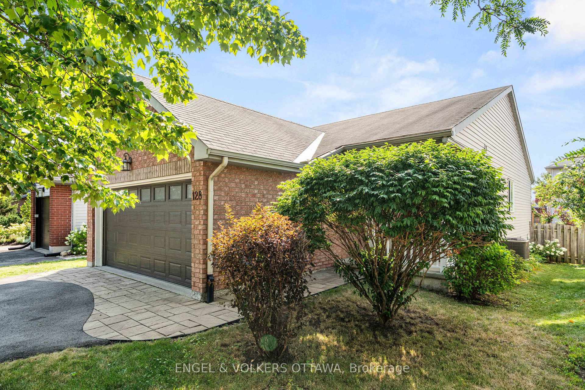 Photo 5 of 128 Grandpark Circle, Ottawa, Hunt Club Park — HOMEH