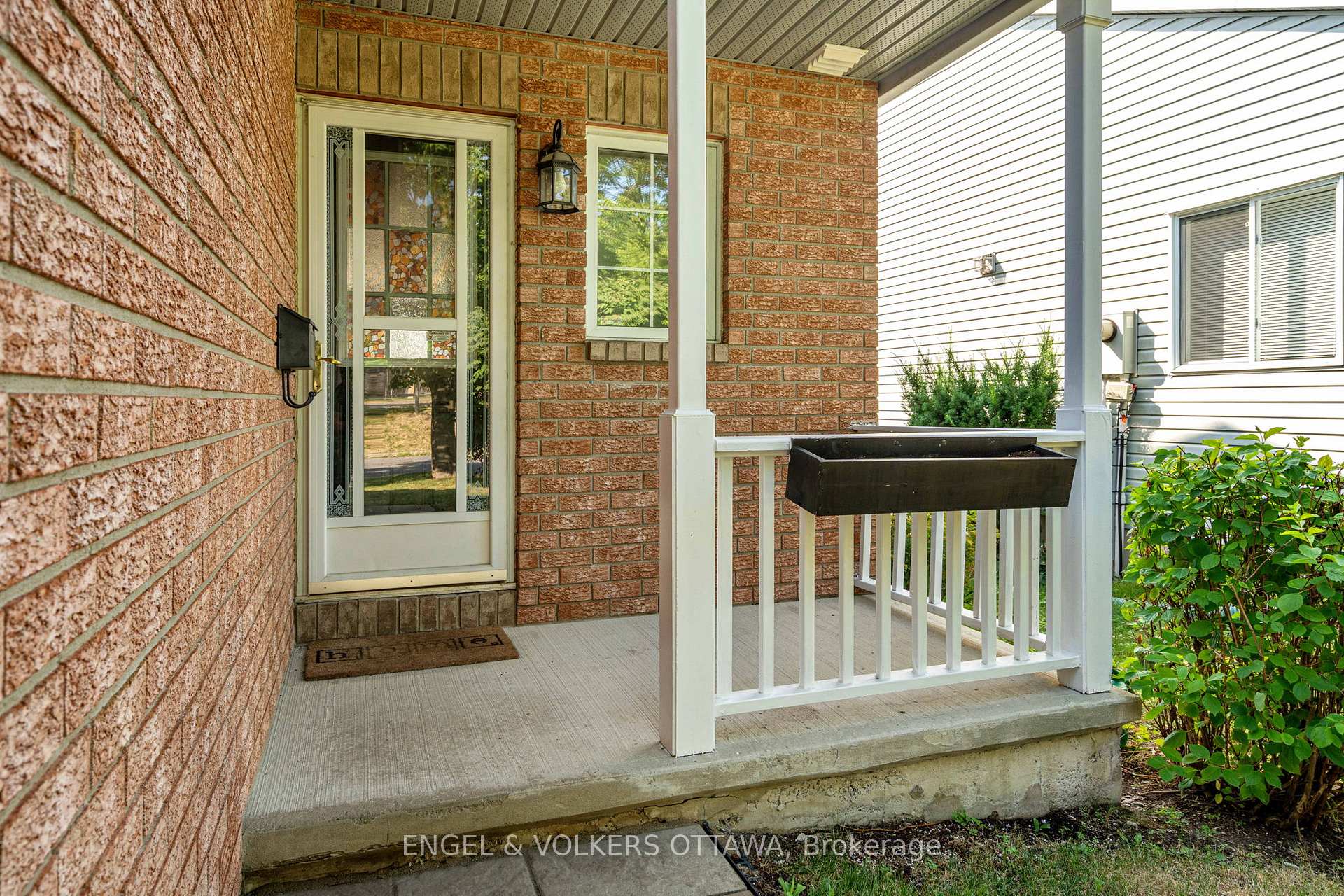 Photo 3 of 128 Grandpark Circle, Ottawa, Hunt Club Park — HOMEH