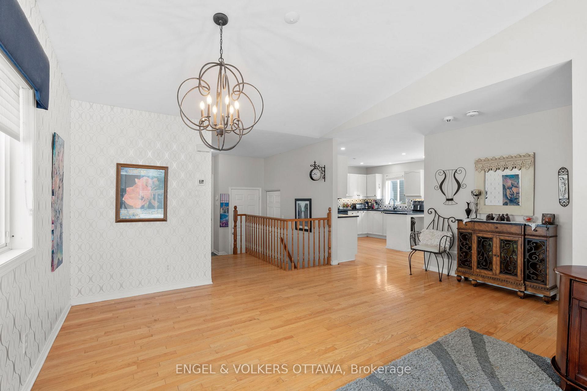 Photo 12 of 128 Grandpark Circle, Ottawa, Hunt Club Park — HOMEH