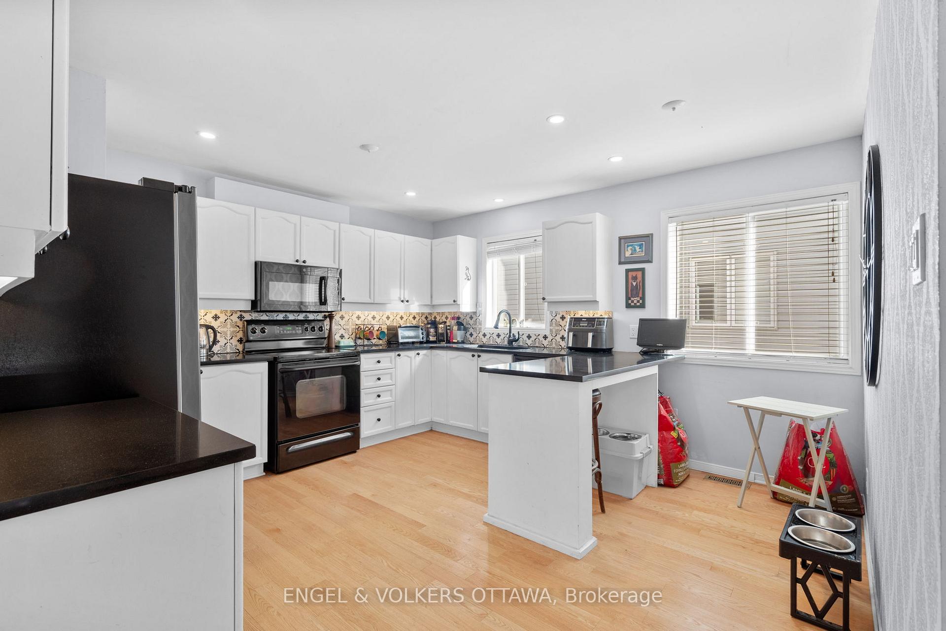 Photo 10 of 128 Grandpark Circle, Ottawa, Hunt Club Park — HOMEH