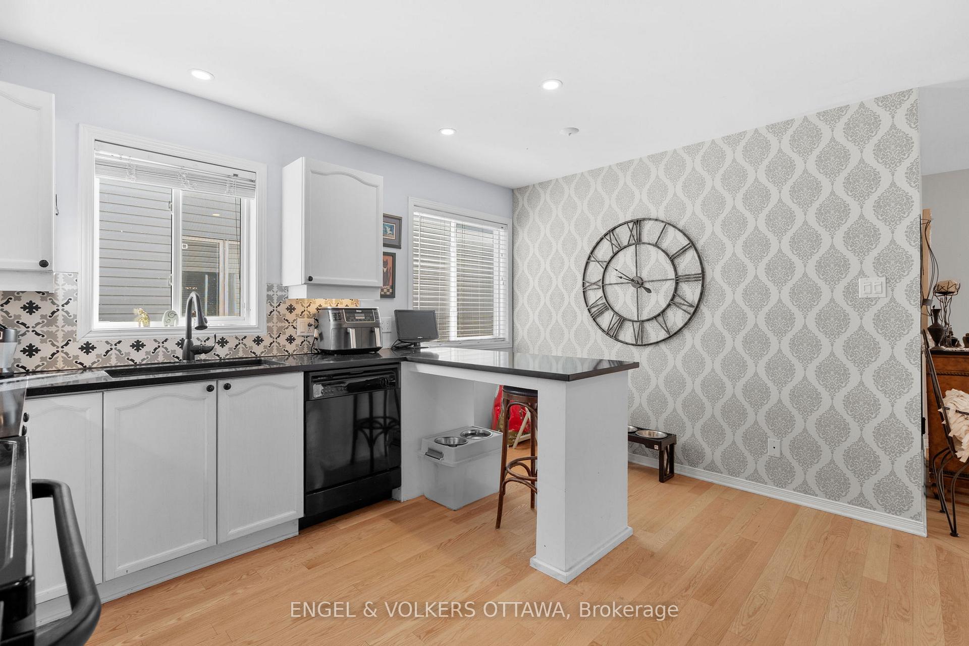 Photo 15 of 128 Grandpark Circle, Ottawa, Hunt Club Park — HOMEH