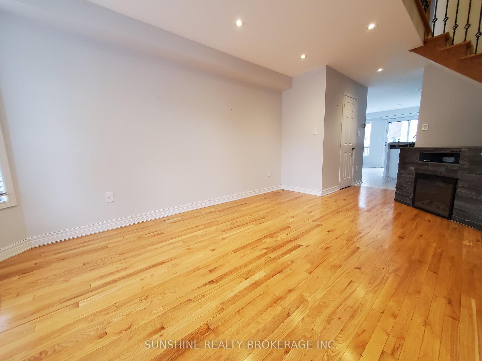 Photo 2 of 142 Laurelhurst Crescent, Vaughan, Vellore Village — HOMEH