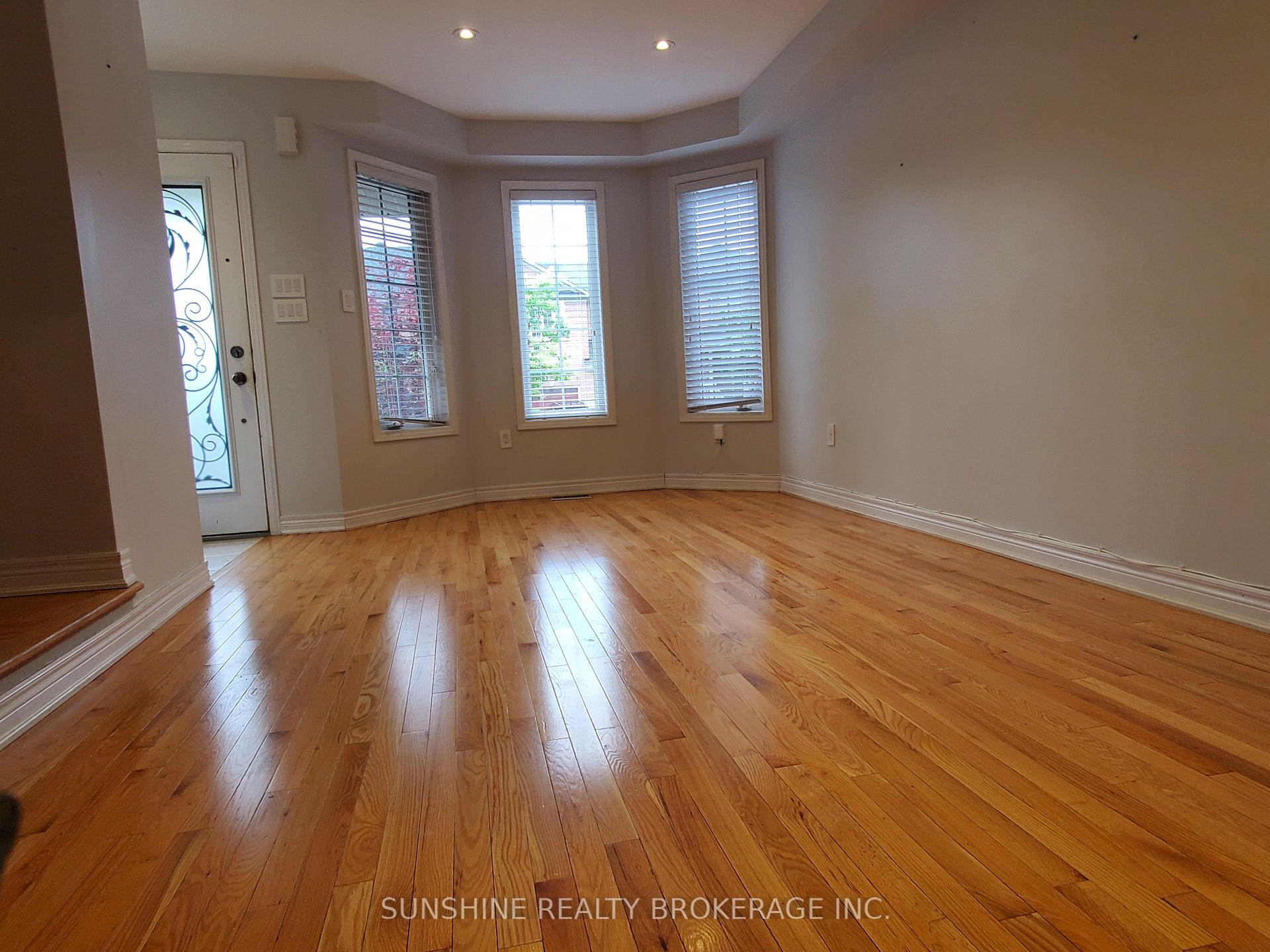 Photo 10 of 142 Laurelhurst Crescent, Vaughan, Vellore Village — HOMEH