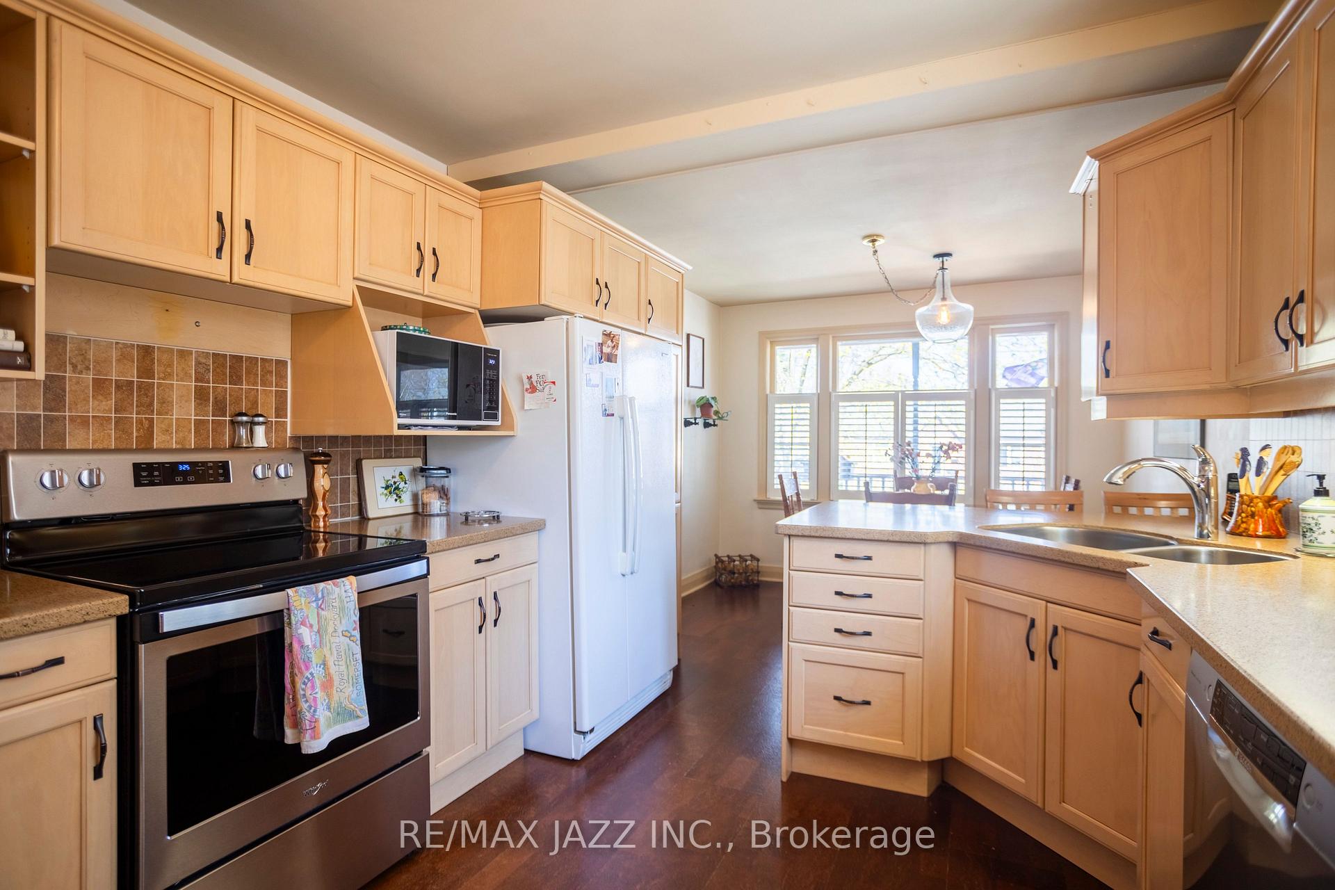 Photo 5 of 824 Masson Street, Oshawa, Centennial — HOMEH