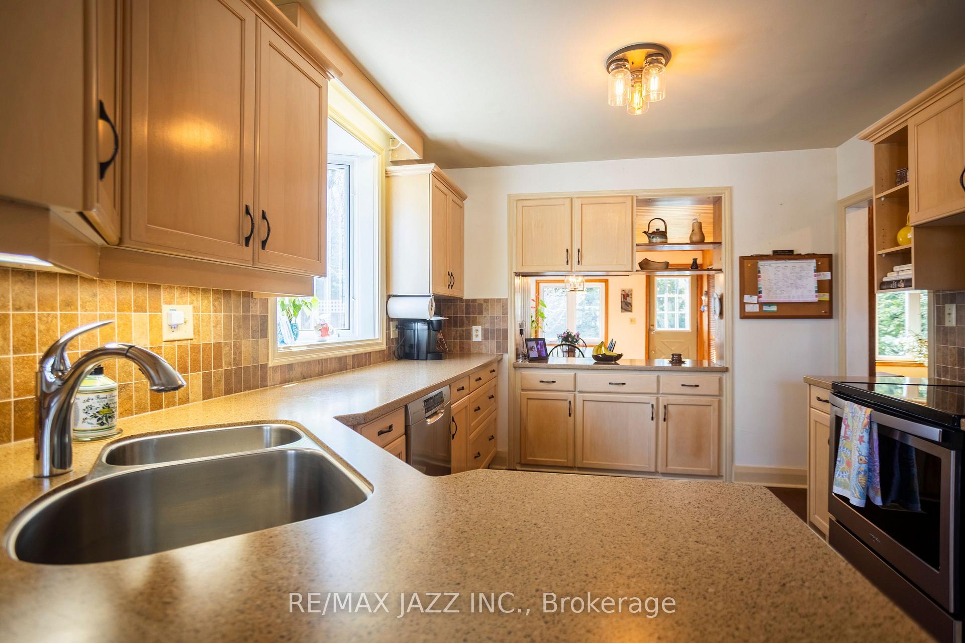 Photo 30 of 824 Masson Street, Oshawa, Centennial — HOMEH
