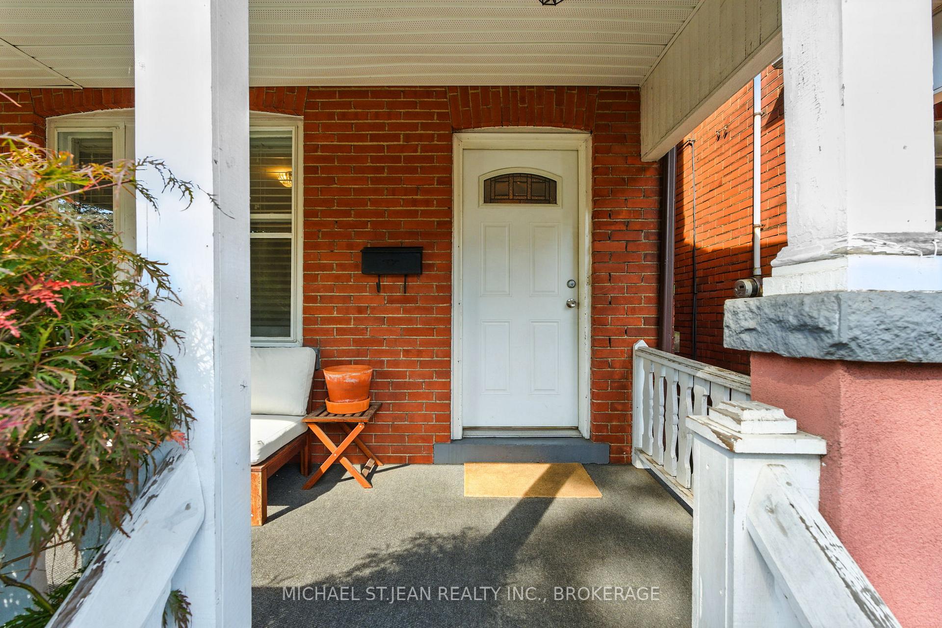 Photo 3 of 119 Rosslyn Avenue N, Hamilton, Crown Point — HOMEH