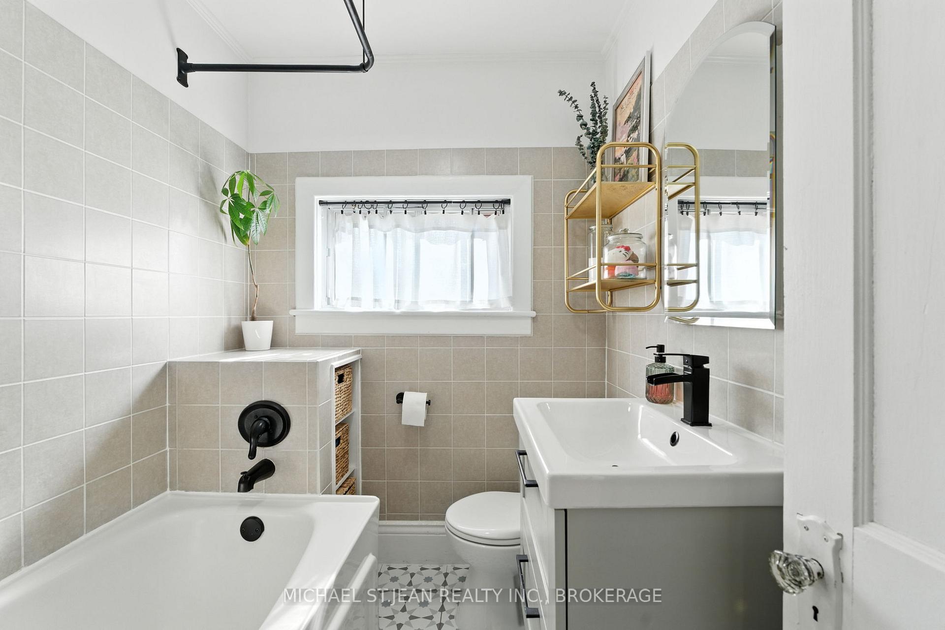 Photo 15 of 119 Rosslyn Avenue N, Hamilton, Crown Point — HOMEH