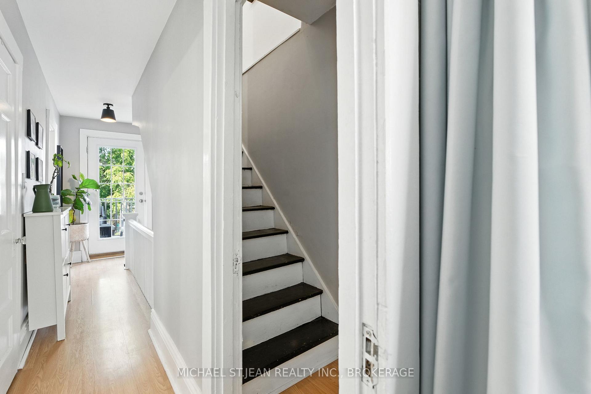 Photo 7 of 119 Rosslyn Avenue N, Hamilton, Crown Point — HOMEH