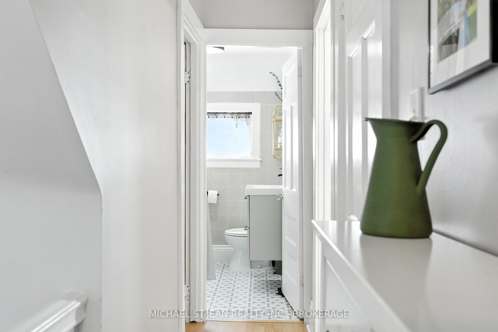 Photo 18 of 119 Rosslyn Avenue N, Hamilton, Crown Point — HOMEH