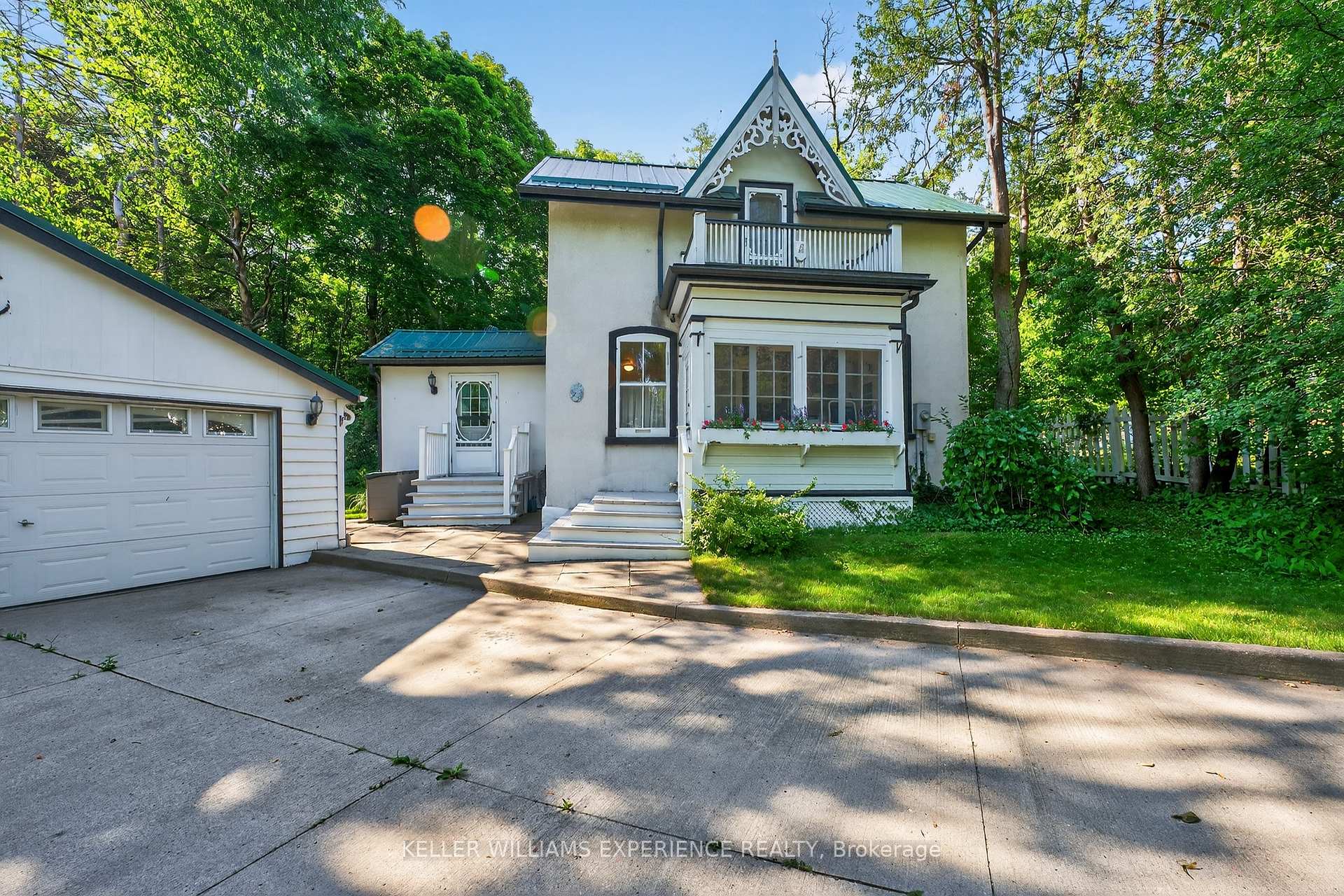 Photo 12 of 3 Boys Street S, Barrie, Queen's Park — HOMEH