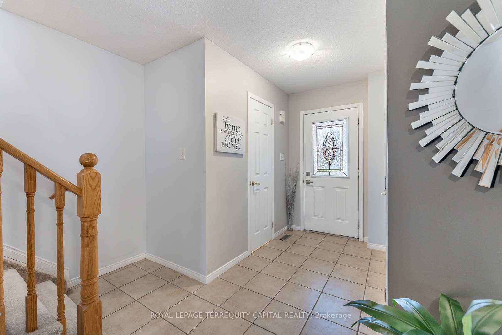 Photo 3 of 90 Courtney Crescent, Barrie, Painswick South — HOMEH