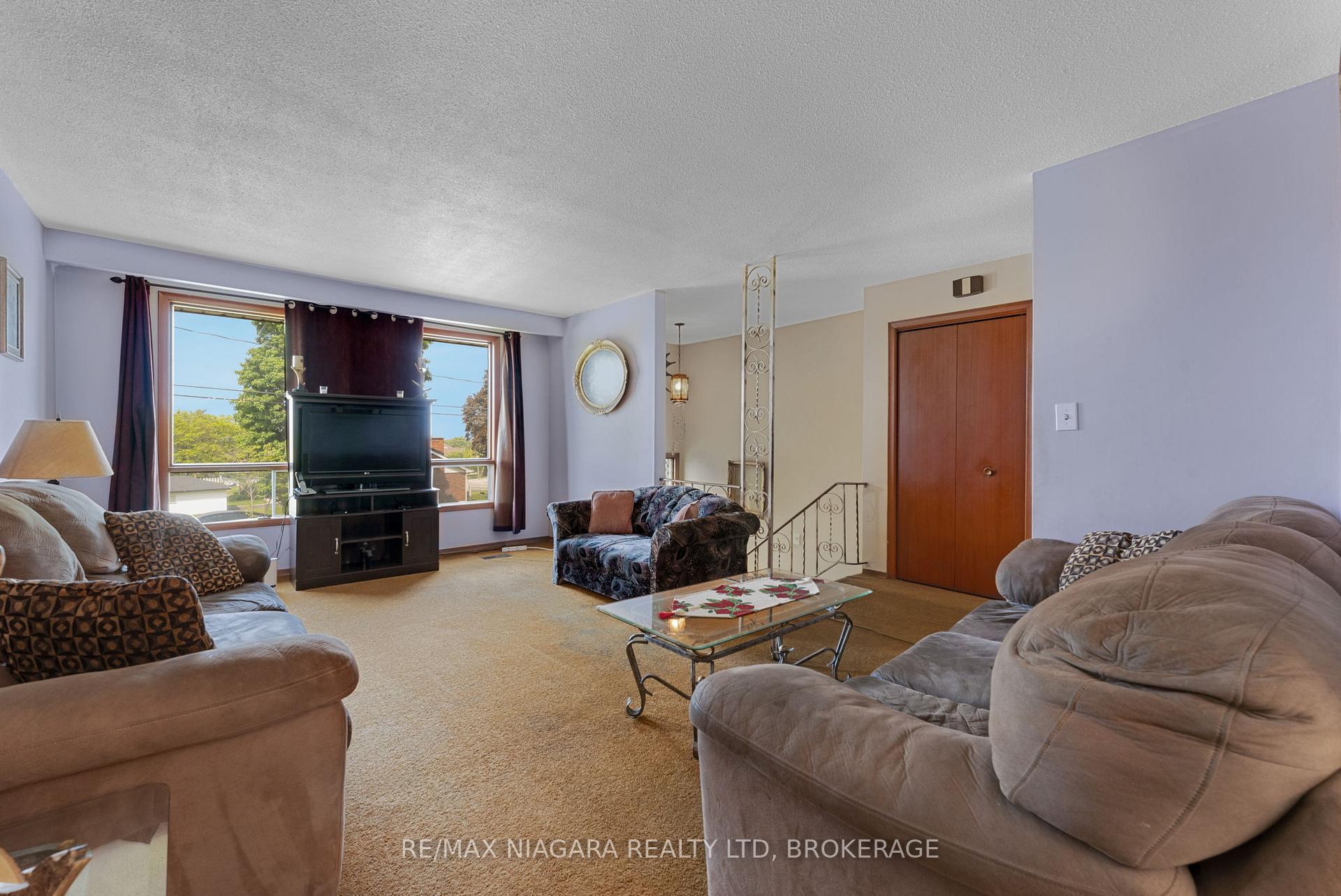 Photo 4 of 116 Pine Drive, Hamilton, Stoney Creek — HOMEH