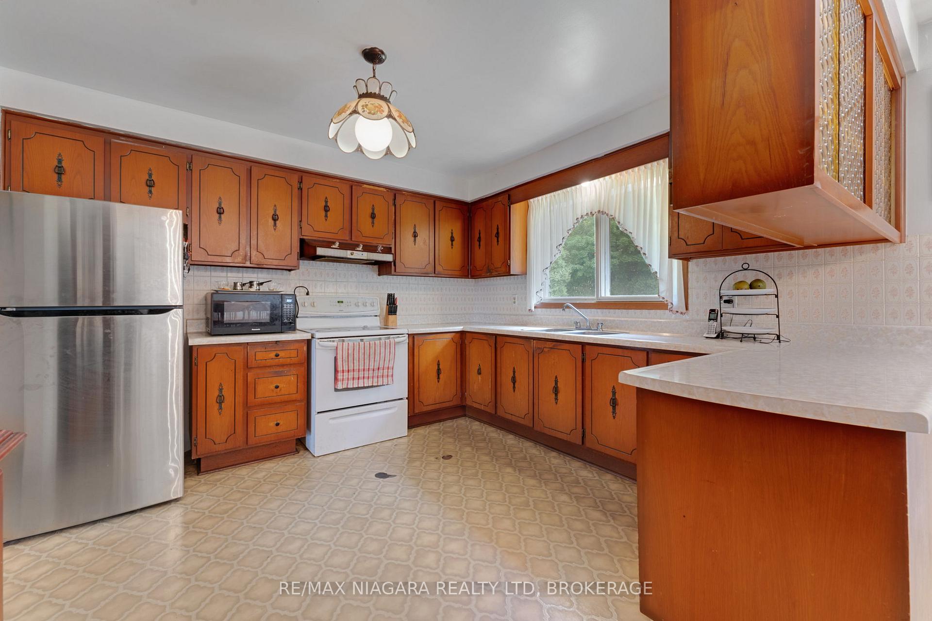 Photo 10 of 116 Pine Drive, Hamilton, Stoney Creek — HOMEH