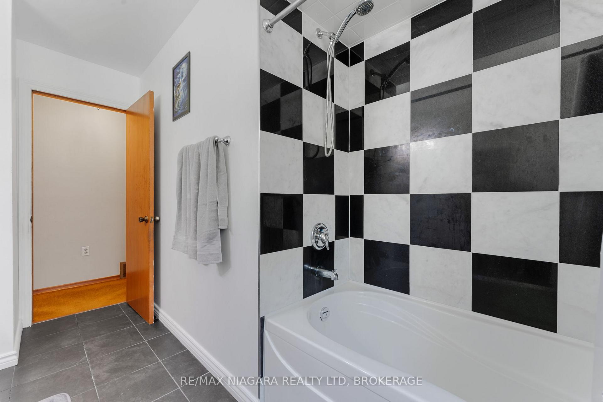 Photo 20 of 116 Pine Drive, Hamilton, Stoney Creek — HOMEH