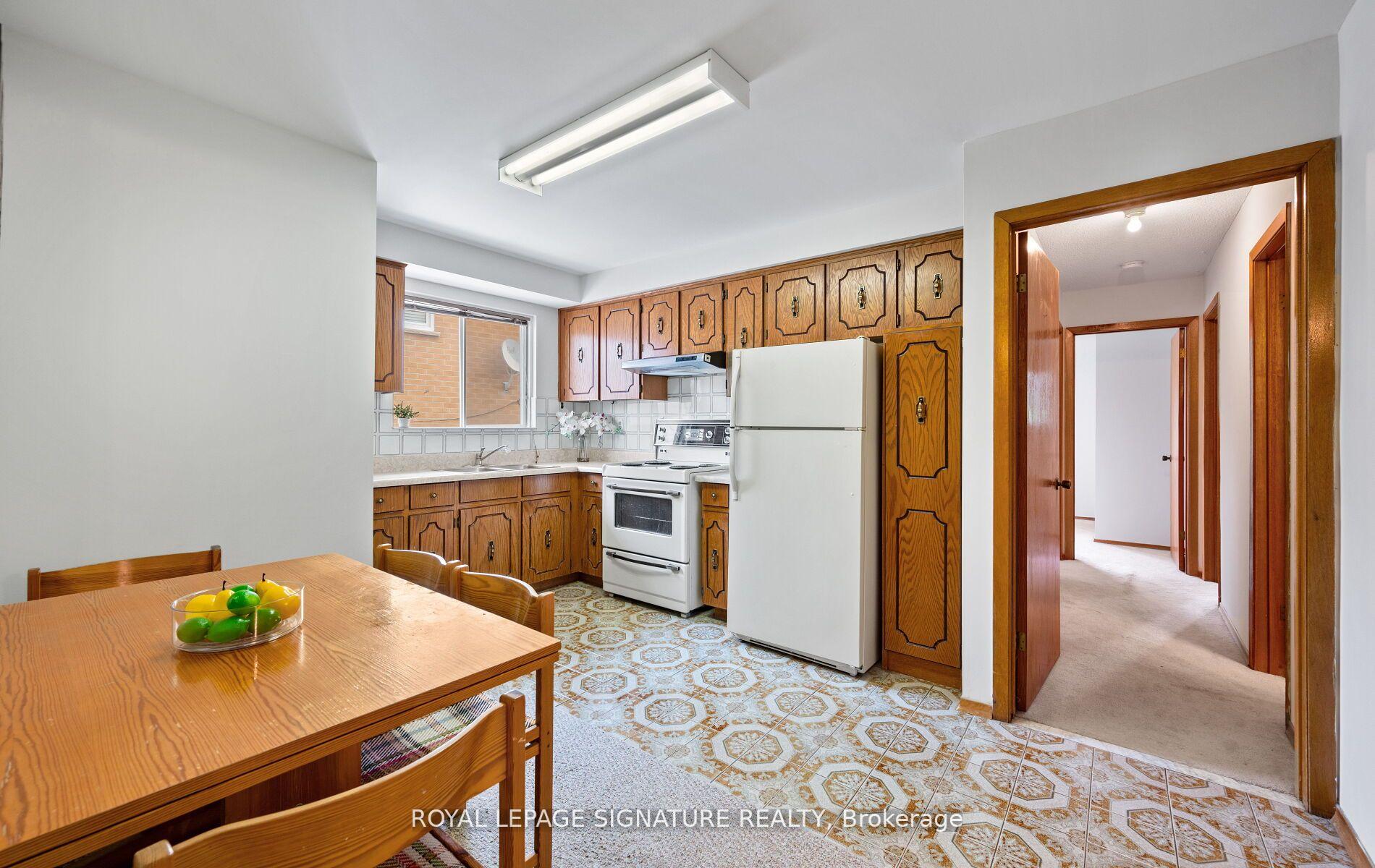 Photo 6 of 100 Madison Street, Brampton, Central Park — HOMEH