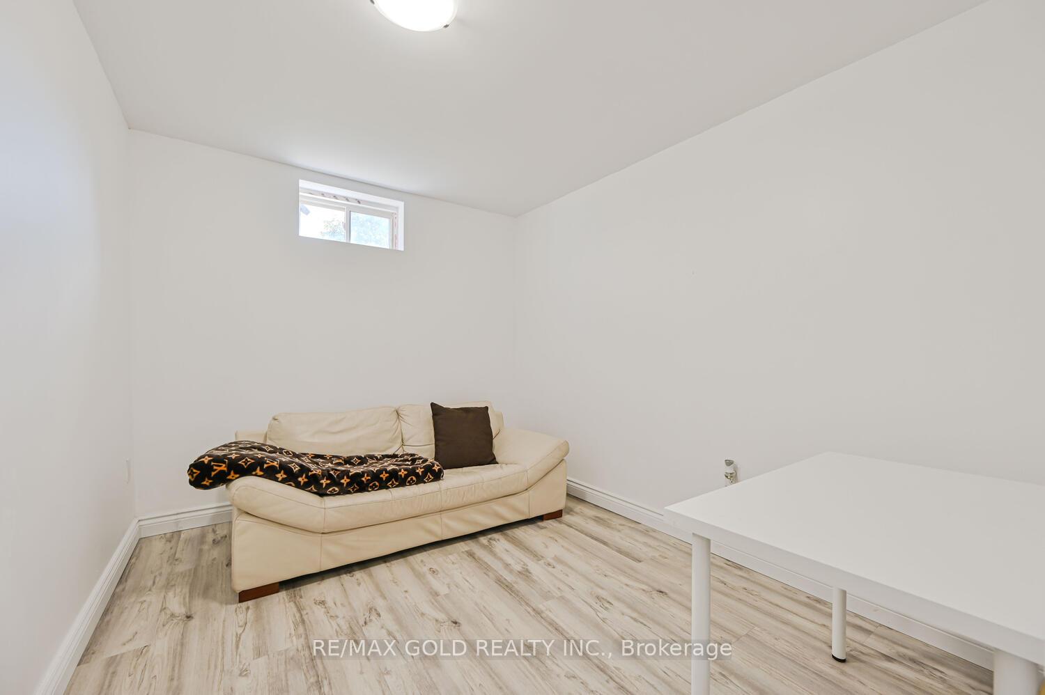 Photo 3 of 122 White Tail Crescent, Brampton, Fletcher's West — HOMEH