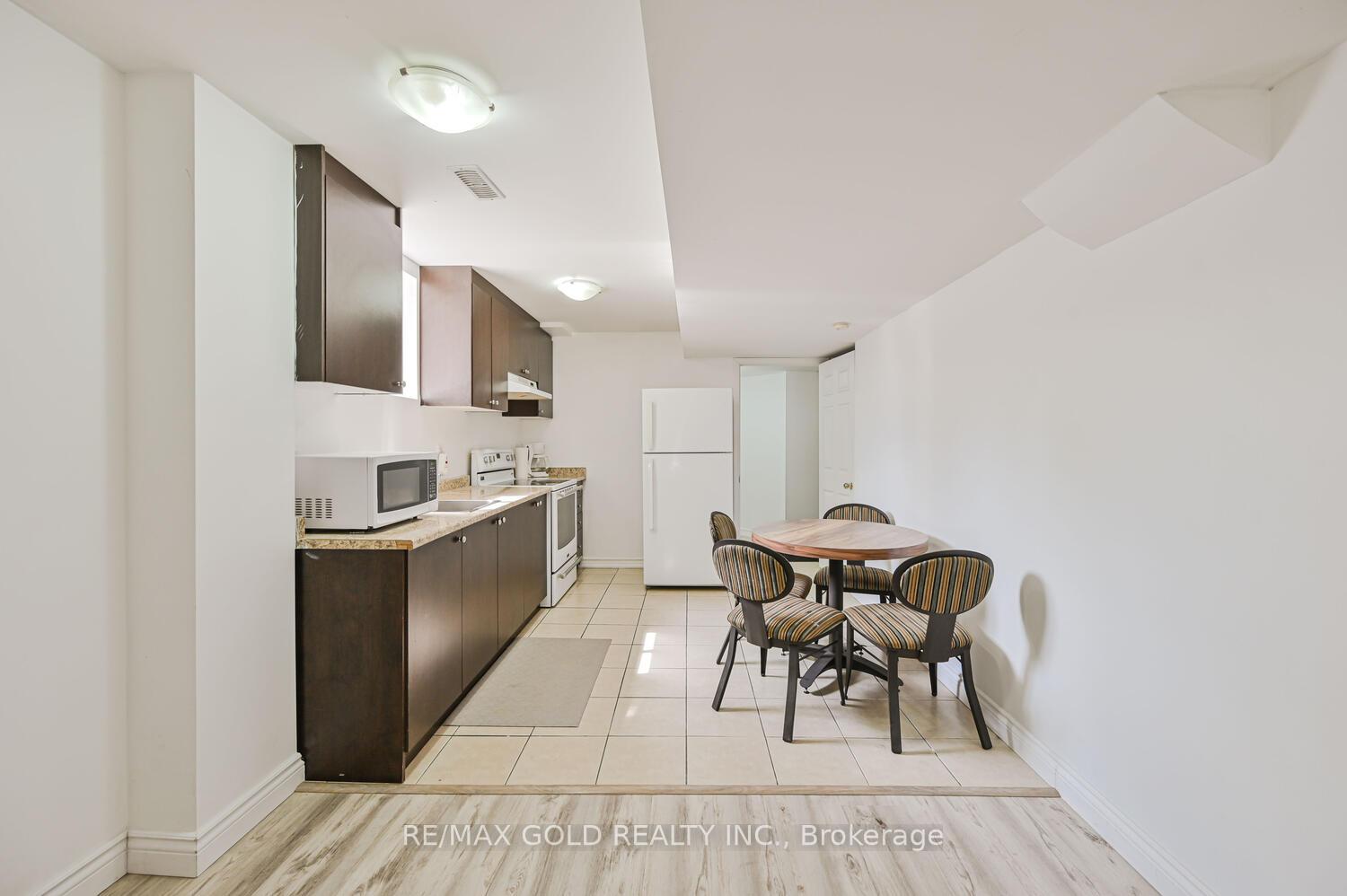 Photo 11 of 122 White Tail Crescent, Brampton, Fletcher's West — HOMEH