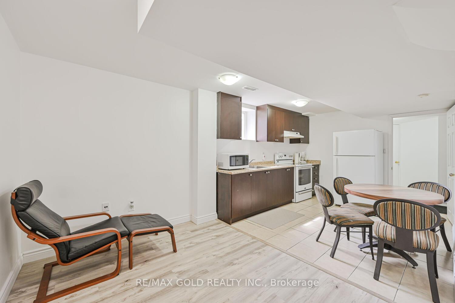 Photo 9 of 122 White Tail Crescent, Brampton, Fletcher's West — HOMEH