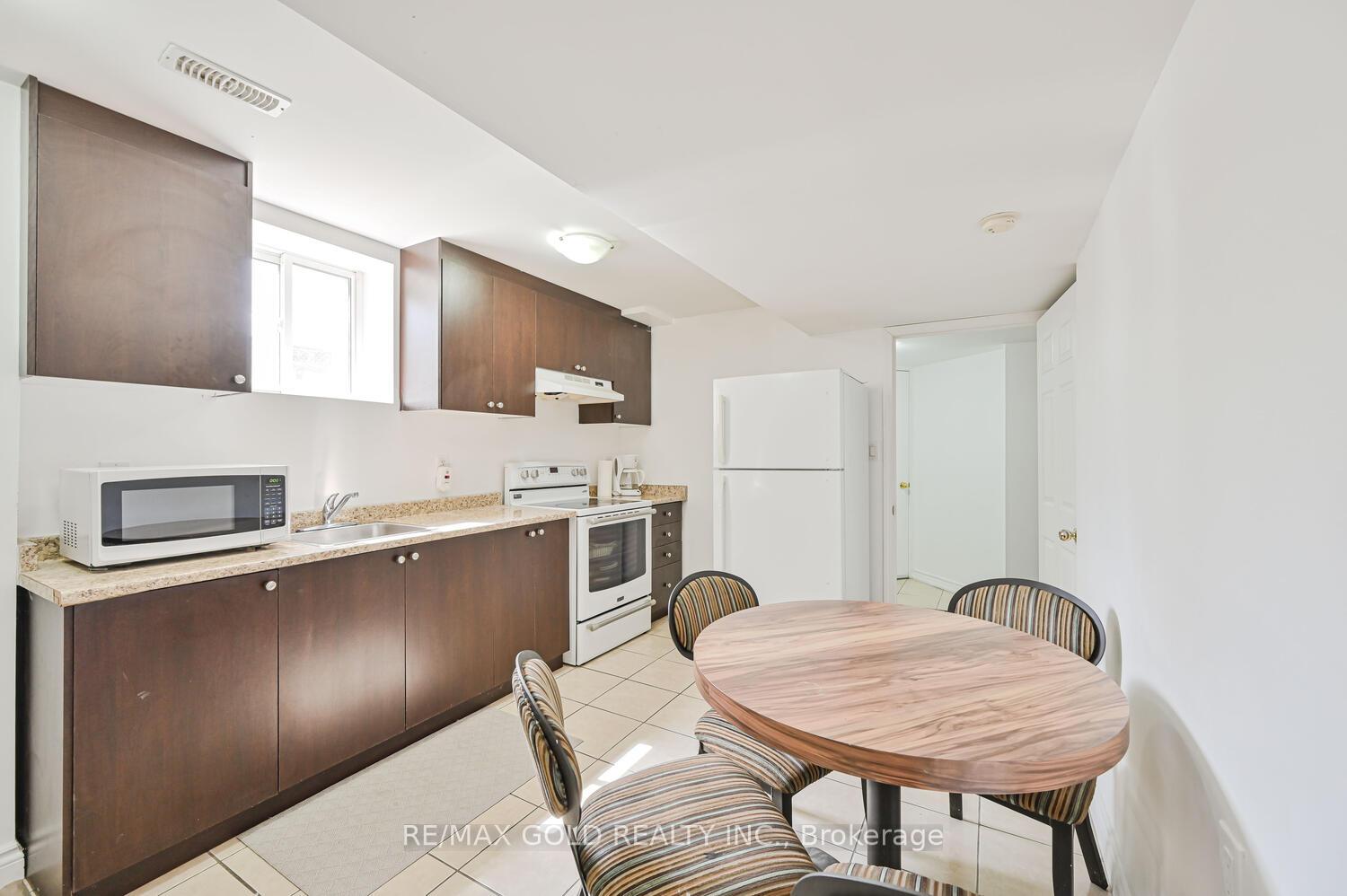 Photo 13 of 122 White Tail Crescent, Brampton, Fletcher's West — HOMEH