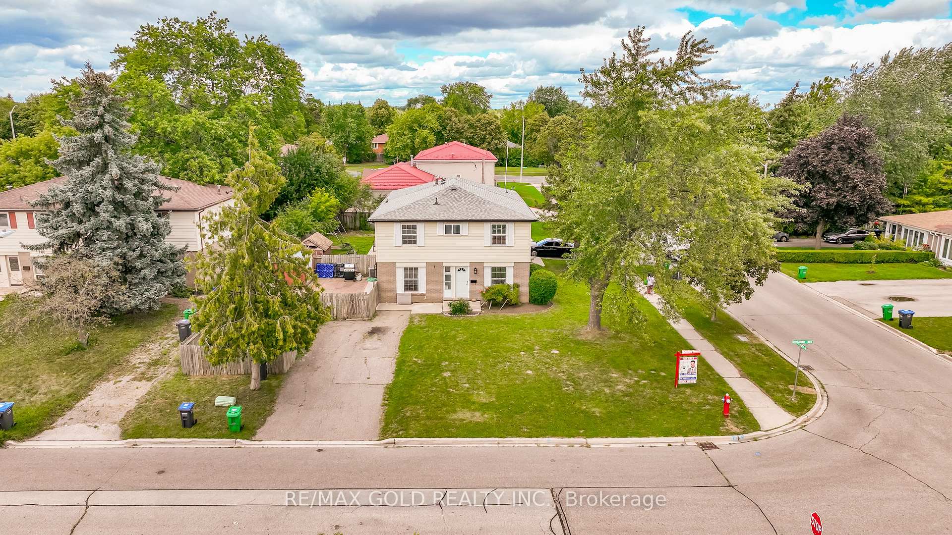 Photo 7 of 66 Danesbury Crescent, Brampton, Southgate — HOMEH