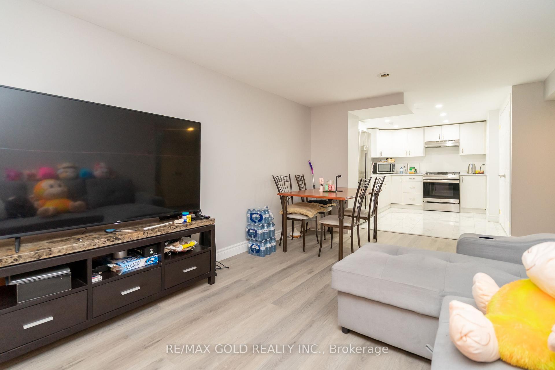 Photo 31 of 66 Danesbury Crescent, Brampton, Southgate — HOMEH