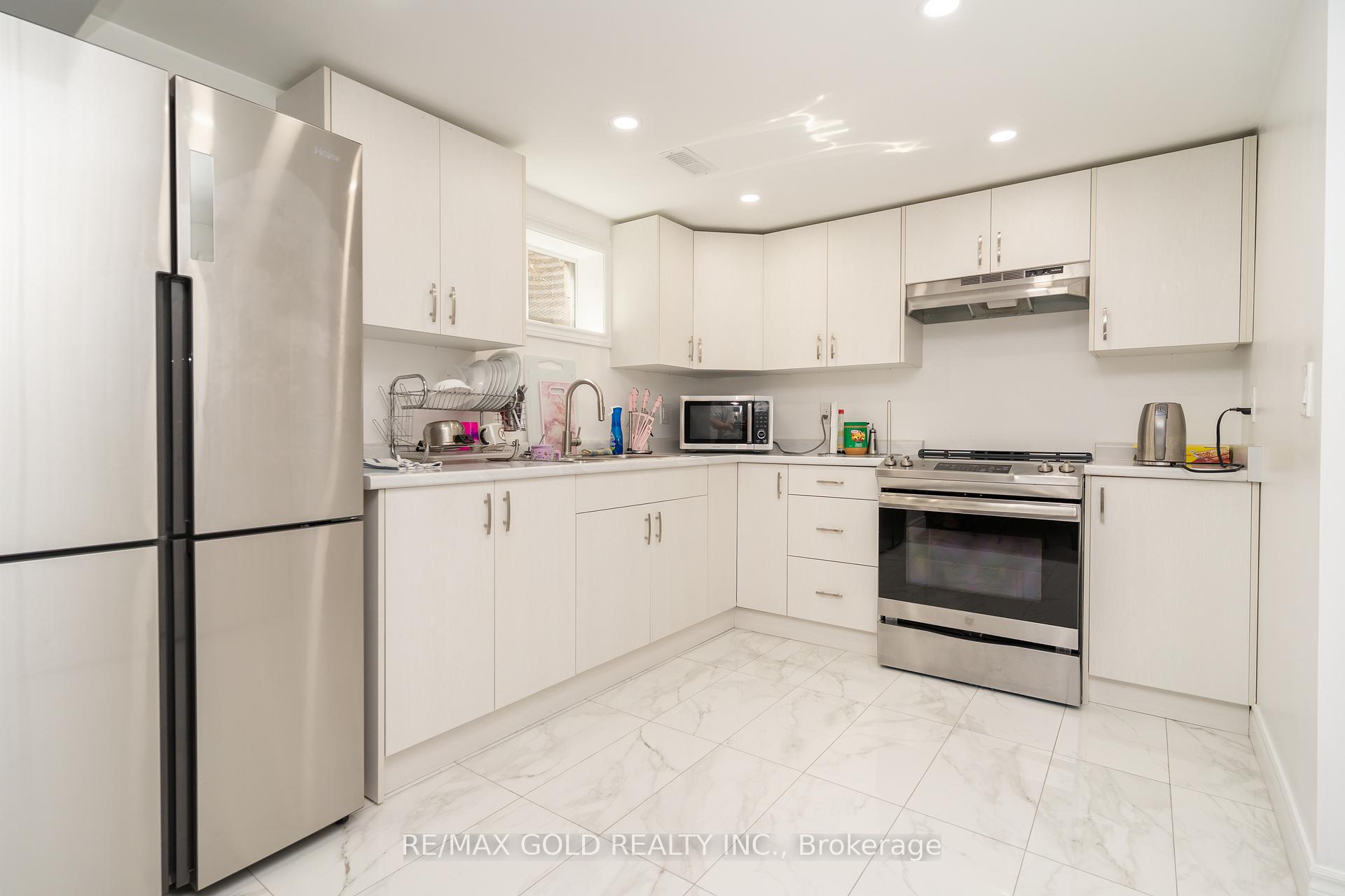 Photo 25 of 66 Danesbury Crescent, Brampton, Southgate — HOMEH