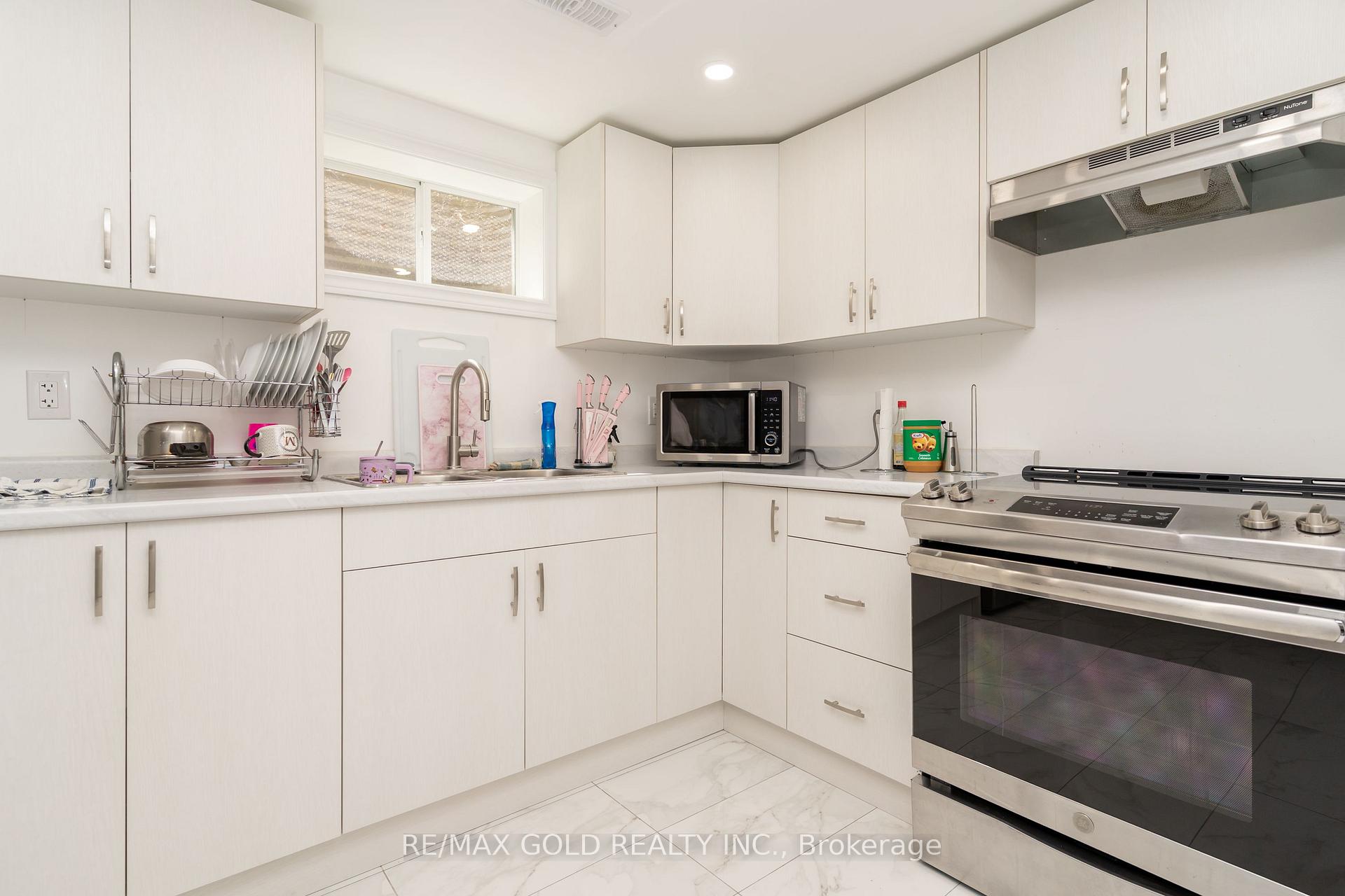 Photo 35 of 66 Danesbury Crescent, Brampton, Southgate — HOMEH
