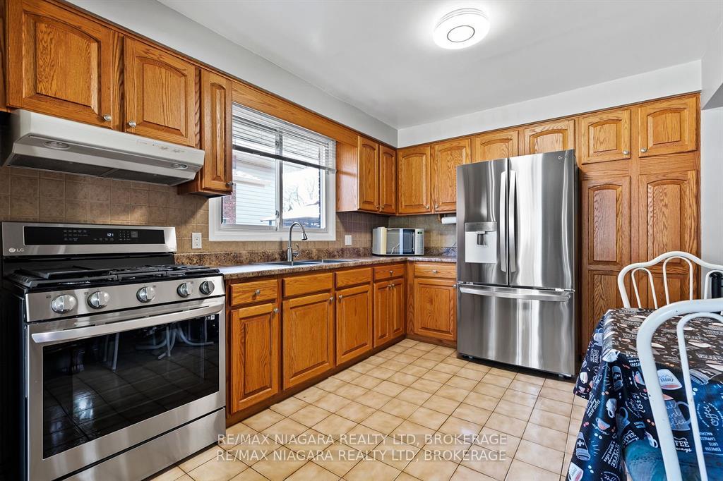 Photo 6 of 36 Bendingroad Crescent, St. Catharines, Lakeport — HOMEH