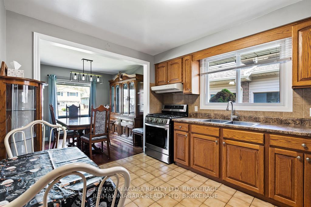 Photo 7 of 36 Bendingroad Crescent, St. Catharines, Lakeport — HOMEH