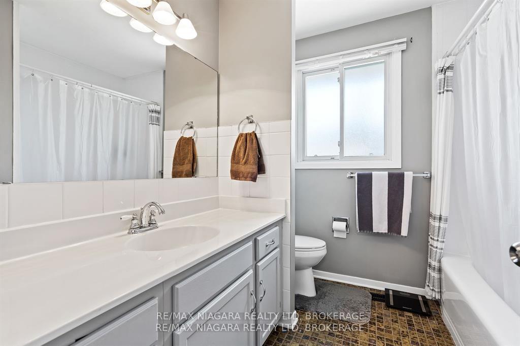 Photo 11 of 36 Bendingroad Crescent, St. Catharines, Lakeport — HOMEH