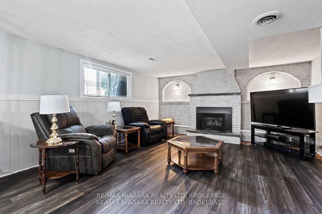 Photo 14 of 36 Bendingroad Crescent, St. Catharines, Lakeport — HOMEH