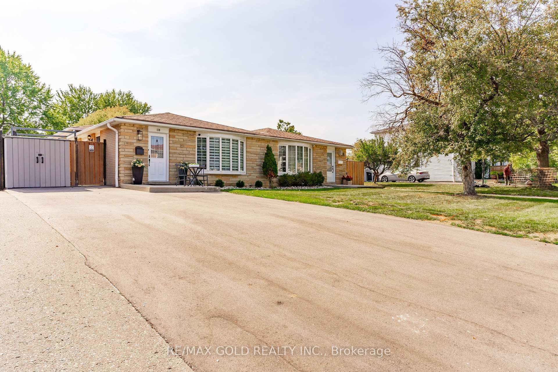 Front of 118 Fallingdale Crescent