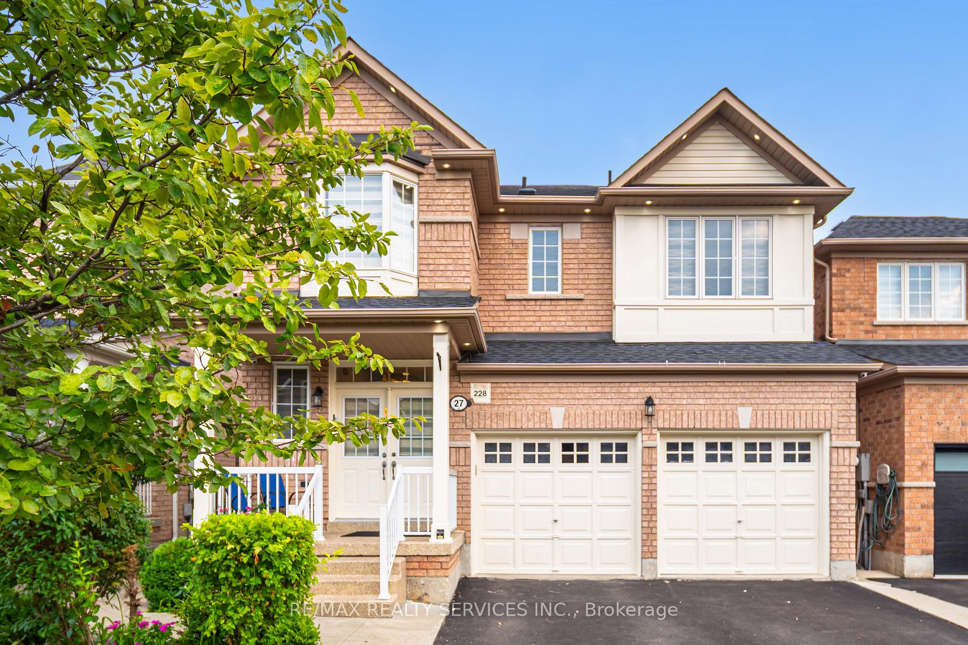 Front of 27 Hardgate Crescent