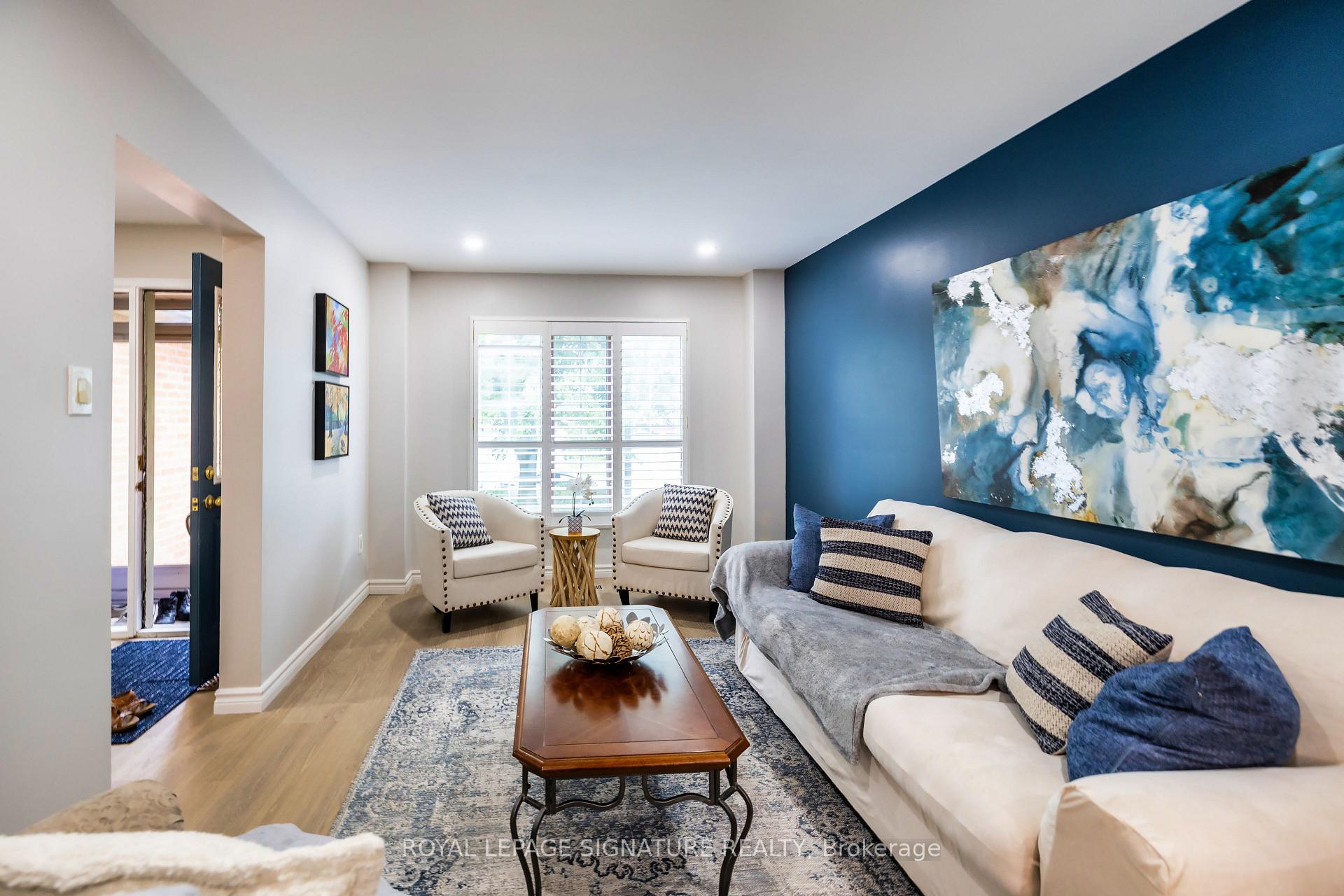 Photo 2 of 27 Twelve Oaks Drive, Aurora, Aurora Village — HOMEH