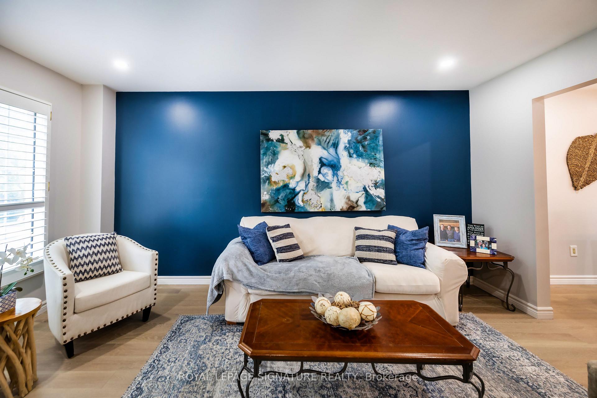 Photo 3 of 27 Twelve Oaks Drive, Aurora, Aurora Village — HOMEH