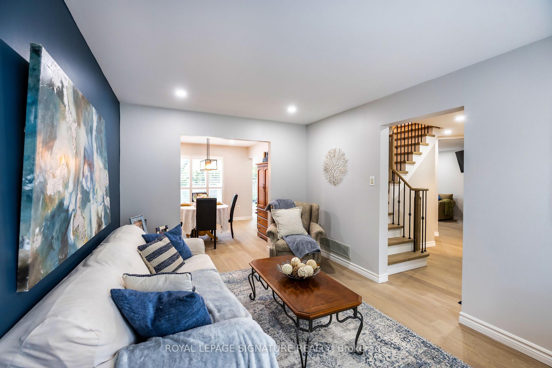 Photo 14 of 27 Twelve Oaks Drive, Aurora, Aurora Village — HOMEH