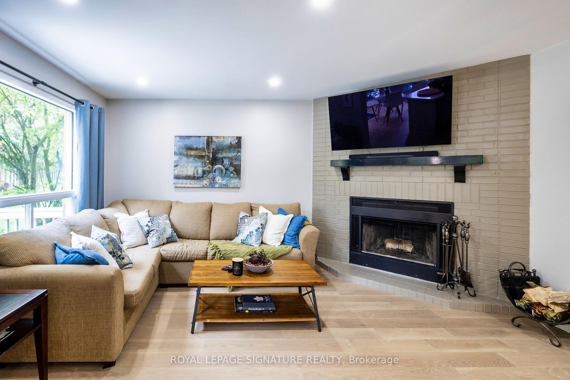 Photo 4 of 27 Twelve Oaks Drive, Aurora, Aurora Village — HOMEH