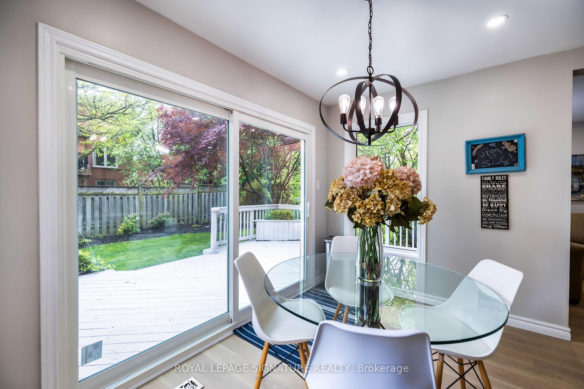 Photo 8 of 27 Twelve Oaks Drive, Aurora, Aurora Village — HOMEH