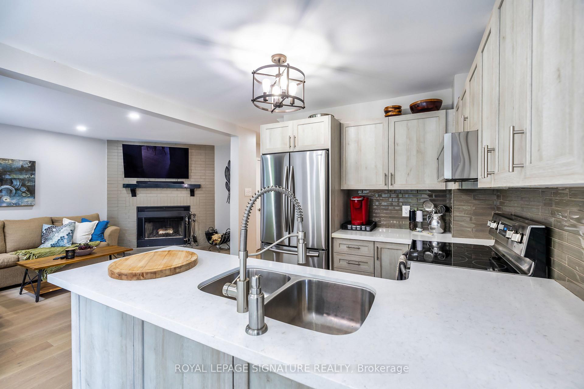Photo 20 of 27 Twelve Oaks Drive, Aurora, Aurora Village — HOMEH