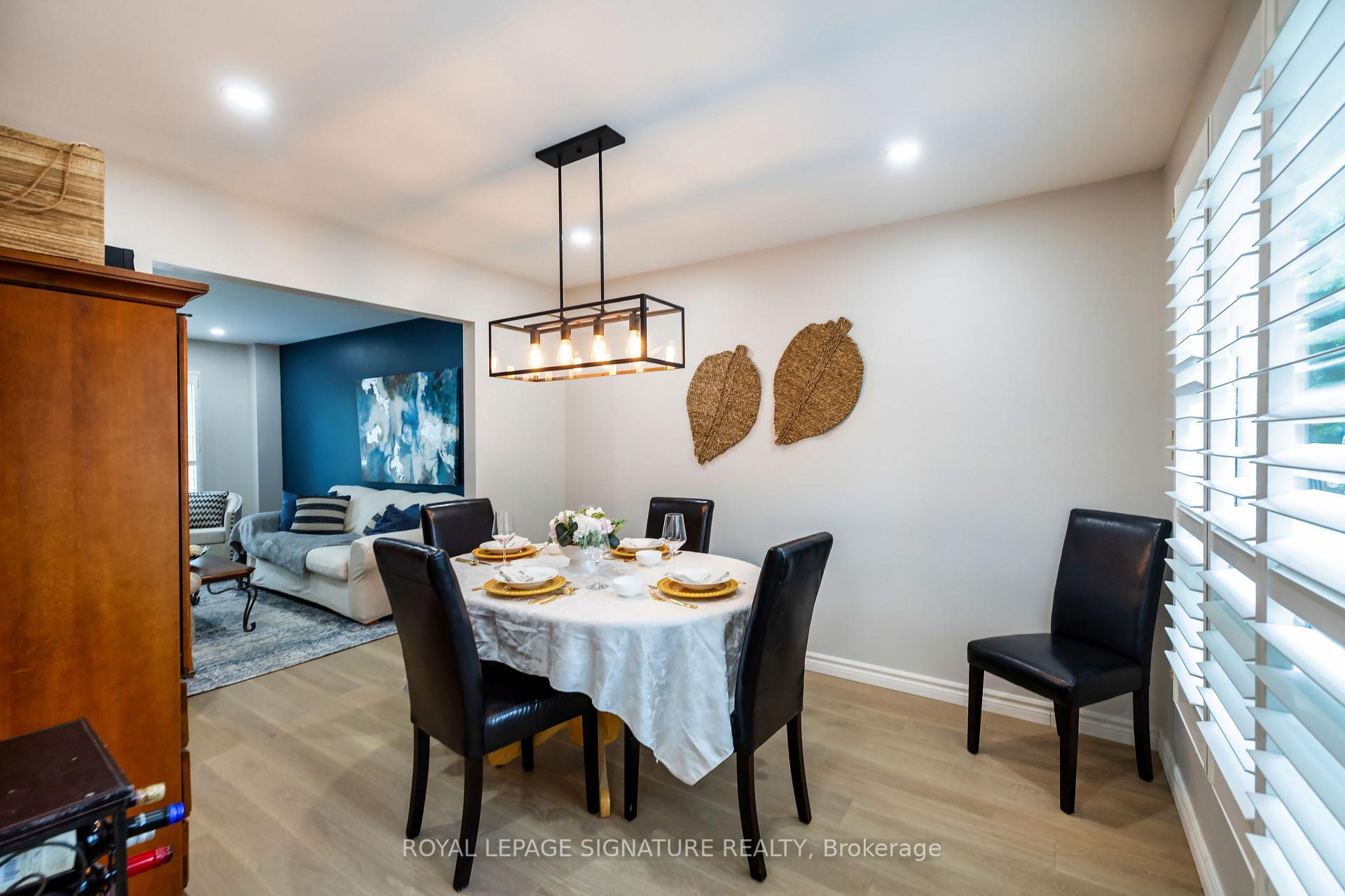 Photo 5 of 27 Twelve Oaks Drive, Aurora, Aurora Village — HOMEH