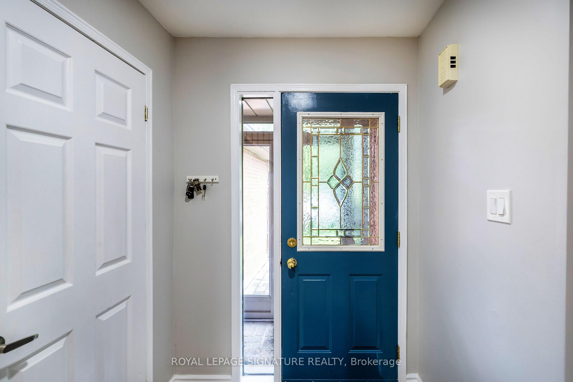 Photo 6 of 27 Twelve Oaks Drive, Aurora, Aurora Village — HOMEH